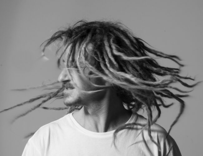 Após 20 milhões de plays, Afterclapp se reinventa com nova fase artística mergulhado na música eletrônica