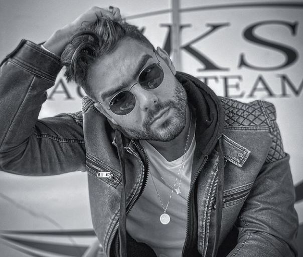 Energia, motivação e emoção traduzidos no DJ e produtor E M E