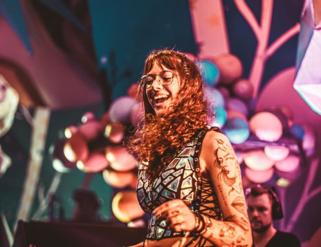 Carol Fávero disponibiliza live set inédito na elrow, a festa itinerante mais divertida do mundo  