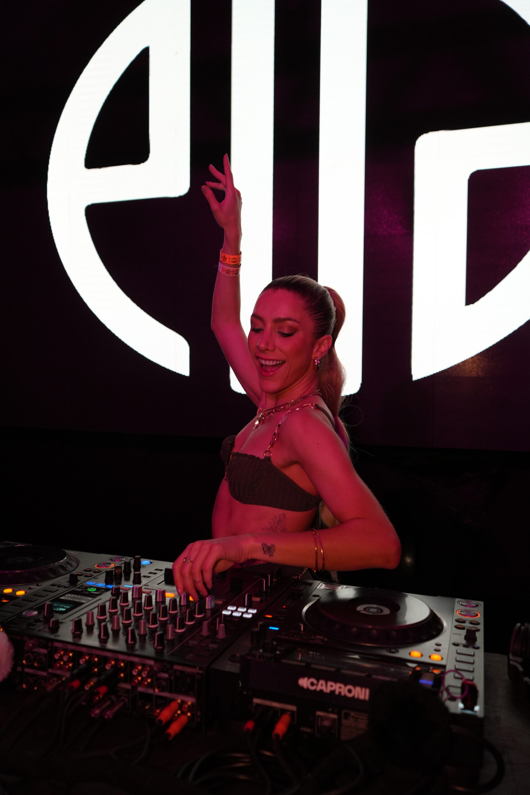 Como Ella Candeu conecta a cena eletrônica underground ao universo das grandes marcas sem perder sua essência