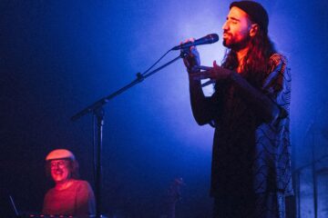 Dub, mescla de ritmos, eletrônica hipnótica, cacau, meditação: Alex Serra estreia no Brasil com turnê em três cidades que vai além da música
