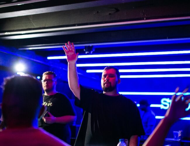 ”É explosão em forma de groove”. Com bassline potente e atmosfera tribal, Heisen lança ”Blackout”