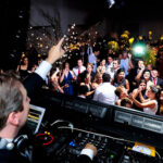 DJ em Minas Gerais é condenado a pagar R$5 mil em danos morais por enviar amigo para tocar em seu lugar