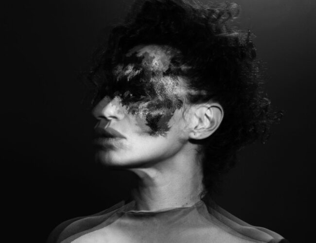 Hackeando o sistema com som e alma: Joyce Muniz volta à Kompakt com single que convida à dançar, refletir e resistir