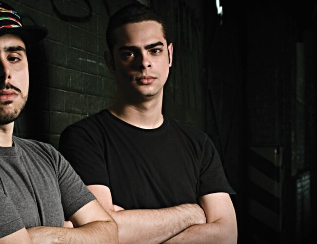 Influenciados pela cultura de rua, bailes e favelas do Rio de janeiro, o single Shake on Me, do álbum Tribute, de Krishna Baby e Smutty and Funky está no ar