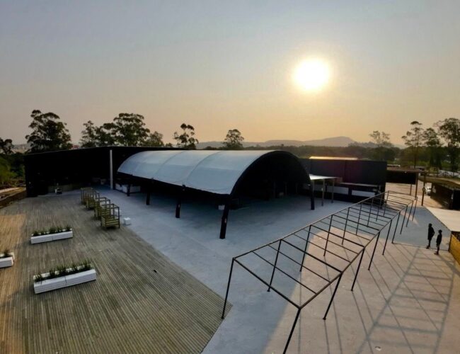 Com vista para o mar, Dhun Club ganha força na cena eletrônica catarinense com proposta que une música, conforto e lifestyle