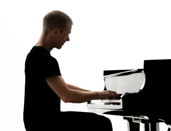 Armin van Buuren reencontra a infância, a si mesmo e o Piano em seu mais novo e profundo álbum