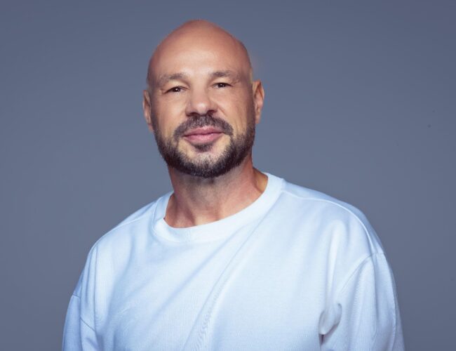 D-Nox 50 anos: DJ alemão que virou patrimônio afetivo do Brasil e Argentina celebra 5 décadas com turnê intimista