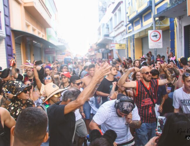 Reunindo milhares de pessoas em Floripa, Bloco Barba, Cabelo e Bigode recebe pista da House Mag