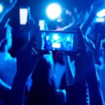 Eventos com uso de celular proibido crescem 567% no mundo em 2025 e é aprovado por jovens, aponta Eventbrite