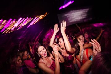 Estudo com mulheres acima de 40 anos revela motivações, desafios e poder transformador do clubbing