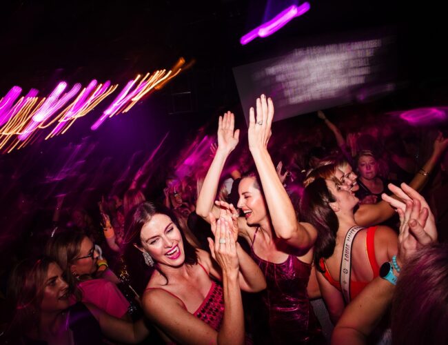 Estudo com mulheres acima de 40 anos revela motivações, desafios e poder transformador do clubbing