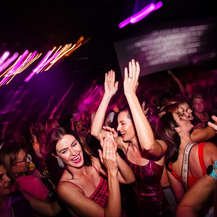 Estudo com mulheres acima de 40 anos revela motivações, desafios e poder transformador do clubbing