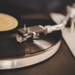 Vinil x streaming: afinal, a música no disco soa melhor e mais limpa do que no digital?