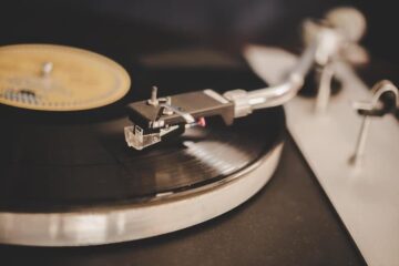 Vinil x streaming: afinal, a música no disco soa melhor e mais limpa do que no digital?