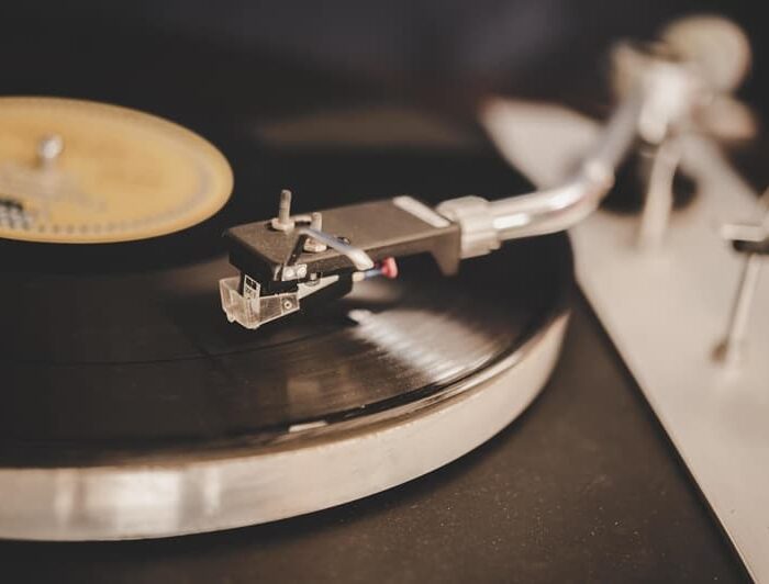 Vinil x streaming: afinal, a música no disco soa melhor e mais limpa do que no digital?