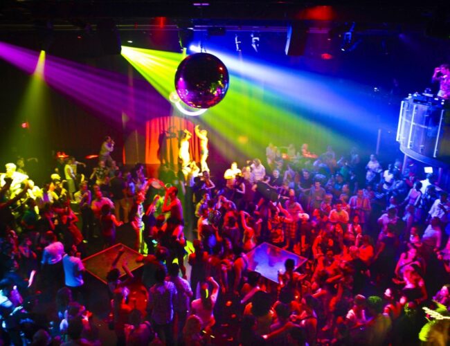 Existe uma abertura real na cena brasileira para DJs LGBTQIAPN+? Artistas e produtores de evento comentam o tema!